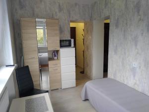 帕兰加Poilsis Palangoje pas Daivą的一间小卧室,配有一张床和一台微波炉