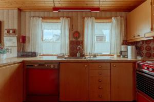 3-Bedroom Home in Eiði的厨房配有水槽、炉灶和窗户。