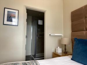 克罗默弗吉尼亚州庭院酒店的一间卧室设有通向淋浴的门