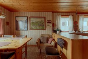 3-Bedroom Home in Eiði的厨房以及带桌椅的用餐室。