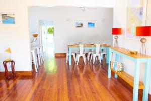 圣詹姆斯Hummingbird的一间配备有蓝色桌子和椅子的用餐室