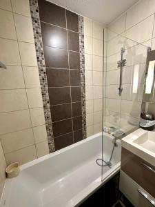 圣特罗佩Résidence Saint Tropez的带浴缸和盥洗盆的浴室