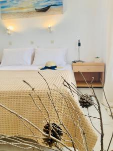 斯塔菲罗斯Skopelos Inn的一间卧室配有一张带白色床罩的床