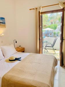 斯塔菲罗斯Skopelos Inn的一间卧室,配有一张床,上面有帽子