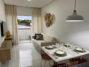 德奥多鲁元帅镇Apartamento na Massagueira, 3km Praia do Francês的客厅配有桌子和沙发