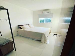 德奥多鲁元帅镇Apartamento na Massagueira, 3km Praia do Francês的白色的卧室设有床和窗户