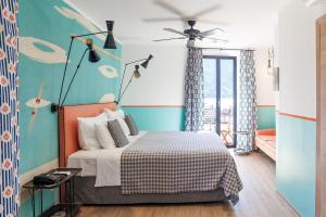 阿斯科纳Art Hotel Riposo的一间卧室设有一张床和蓝色的墙壁