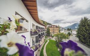 达沃斯Hotel Strela by Mountain Hotels的从鲜花盛开的建筑的阳台上可欣赏到风景