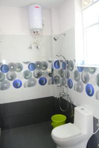 乌提Vanam Holidays Inn的浴室配有卫生间和蓝白色墙壁。