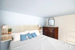 巴勒莫iFlat agli Archetti del centro的一间卧室配有白色床和蓝色枕头