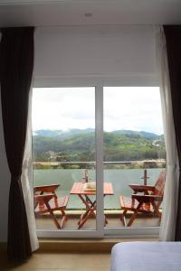 乌提Vanam Holidays Inn的一间卧室设有大窗户,享有水景