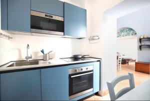 巴勒莫iFlat agli Archetti del centro的厨房配有蓝色橱柜和水槽