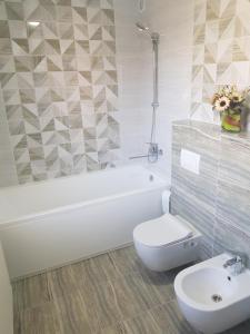 基希讷乌Kiki's Villa的白色的浴室设有卫生间和水槽。