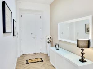 卡利亚里Glamour Suite Cagliari的白色的客厅配有桌子和台灯