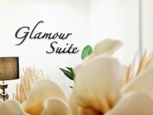 卡利亚里Glamour Suite Cagliari的白花的近距离,加上词性的魅力套房