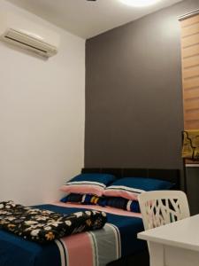 阿罗士打MY KIJANG HOMESTAY - Banglo, Alor Setar Kedah DarulAman的一间卧室配有两张床和一张桌子及椅子