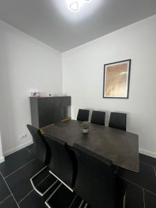 苏恰瓦Marvellous Aparthotel with Master Apartments Suceava的一间用餐室,配有黑色的桌子和椅子