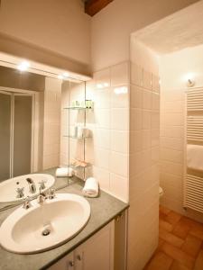 卡斯泰拉尔夸托Cora Aparthotel Stradivari的一间带水槽和镜子的浴室