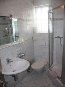 Frankenmarkt嘎斯霍夫波斯特酒店的白色的浴室设有水槽和卫生间。