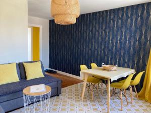 格朗维尔L'escale Granvillaise的客厅配有蓝色的沙发和桌子