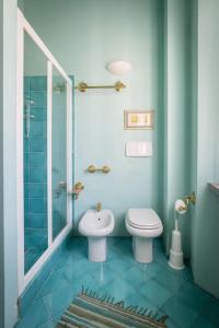普拉托Lovely apartment in Tuscany, near Florence的蓝色的浴室设有卫生间和淋浴。