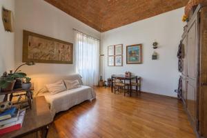 普拉托Lovely apartment in Tuscany, near Florence的客厅配有床和桌子