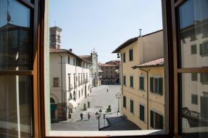 普拉托Lovely apartment in Tuscany, near Florence的从窗户可欣赏到城市街道的景色