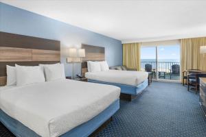 大洋城旋转木马度假公寓酒店 的酒店客房设有两张床和一个阳台。