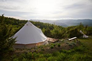 拉亚蒂科Agricola Ombra - Tents in nature的山顶上的白色帐篷