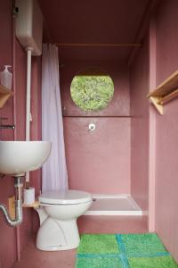 拉亚蒂科Agricola Ombra - Tents in nature的粉红色的浴室设有卫生间和水槽