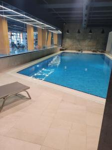 伊斯坦布尔Residence 5 etoiles Orya Park avec piscine的大楼内一个蓝色的大型游泳池