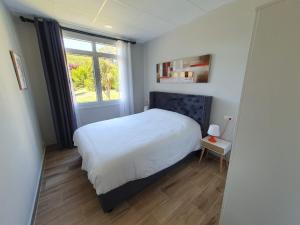 毕尔巴鄂B75 Apartments Bilbao的卧室配有白色的床和窗户。