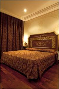 罗马圣皮欧别墅酒店的一间卧室,卧室内配有一张大床