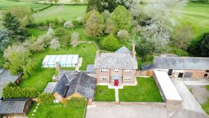 卡伦普顿Large House On Farm With Own Heated Pool, As Seen On BBC TV的享有带庭院的房屋的空中景致