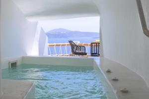 伊亚Luxus VIP Suites的水景别墅内的游泳池