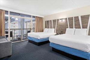 大洋城旋转木马度假公寓酒店 的酒店客房设有两张床和一个阳台。