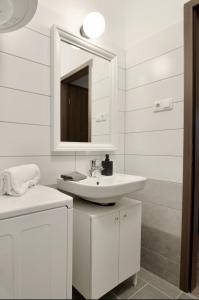 扎马迪Family Apartments by Hi5 - Zamardi的白色的浴室设有水槽和镜子