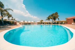 锡拉库扎信天翁酒店的度假村内一个蓝色的大泳池