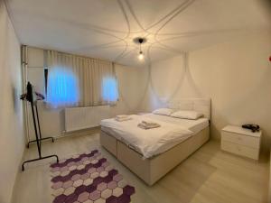卡特佩Maşukiye Home Suit Apart的白色的卧室设有床和窗户