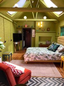 KentLepine- Holiday apartment in sunny Folkestone的一间卧室配有一张床,并在一间客房内配有电视。