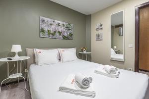 加亚新城Hopstays - Gaia Cork House的卧室配有带毛巾的大型白色床