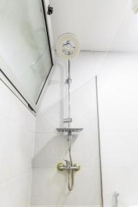 加亚新城Hopstays - Gaia Cork House的浴室设有水水龙头淋浴