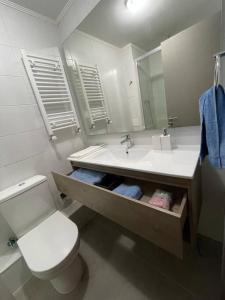 奥索尔诺Departamento en Condominio Parque Francia的一间带水槽、卫生间和镜子的浴室