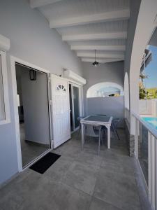 波尔兰特Glacière Paradise的白色的客房设有桌子和游泳池