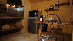 哈穆瓦尔Gîte de Terre et de Charme的厨房配有桌子、微波炉和冰箱。