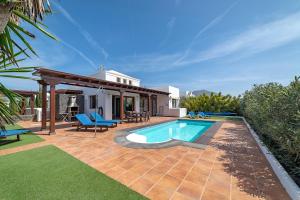 普拉亚布兰卡Villa Alegria的一座带游泳池和房子的别墅