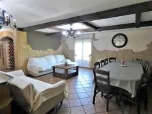奧瑞翁Villa La Ballena de Sonabia的客厅配有桌子和沙发