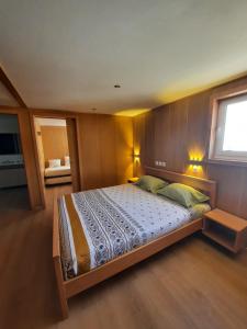 马托西纽什卡萨维拉旅馆的一间卧室,卧室内配有一张大床