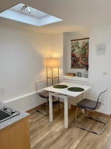科隆科隆城市公寓 的厨房配有白色的桌子和两把椅子