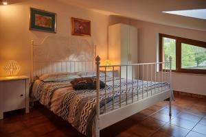 卡斯特布奥诺Villa Failla的一间卧室配有一张带金属床架的床